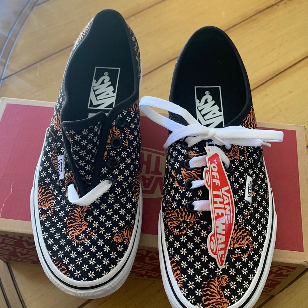 NWT Vans Tiger Floral size 7.0 womens (mens 5.5).